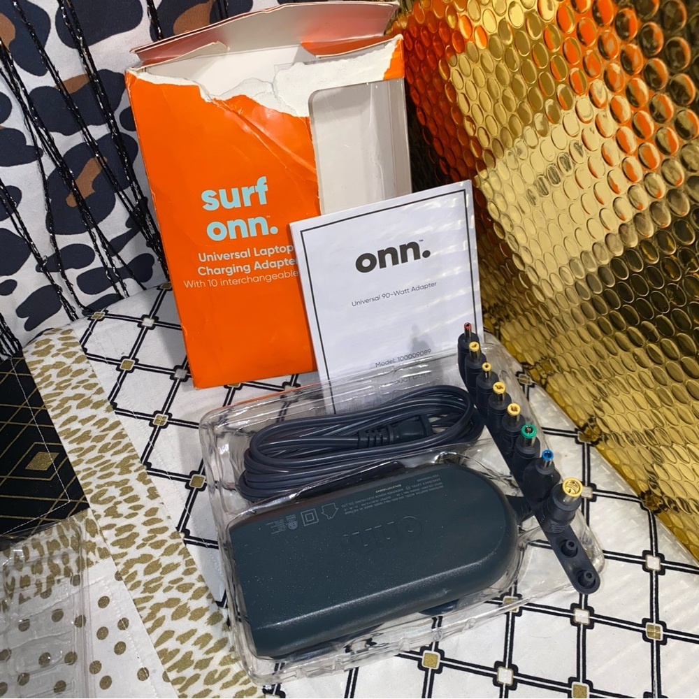 SURF ONN 90W UNIVERSAL LABTOP CHARGING ADAPTER